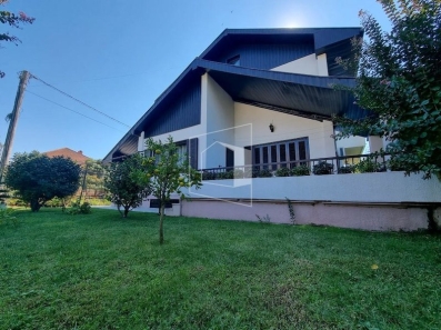 Prodaje se namještena kuća, površine 240m2, u Dalmatinskoj ulici u Podgorici.  