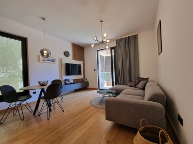 Prodaje se opremljen jednosoban stan, površine 45m2 koji se nalazi na prvom spratu u najluksuznijoj zgradi u Podgorici, Emerald garden, u naselju Zagorič.