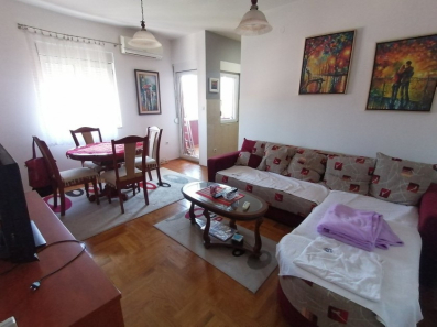 Prodaje se opremljen, komforan stan, na II spratu, blizu centra, udaljen 300 metara od hotela Hilton