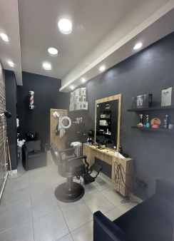 Prodaje se poslovni prostor u Podgorici kod Gintaša, 12m2, sredjen kao frizerski salon, trenutno izd