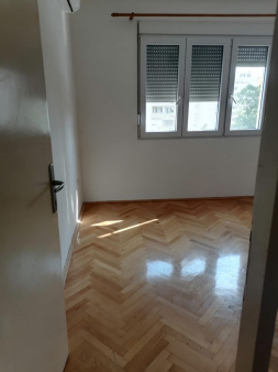 Prodaje se Stan u Podgorici, kod Gintasa. Stan se nalazi na 4 spratu. Cijena 76500 e. Za sve inform