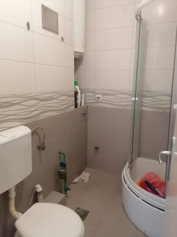 Prodaje se Stan u Podgorici, kod Gintasa. Stan se nalazi na 4 spratu. . Za sve inform