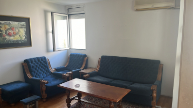 Prodaje se stara garnitura (dvije fotelje, trosjed, tabure, nogar i sto)