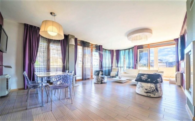 Prodaje se trosoban luks namješten stan, površine 140m2, u dijelu grada Preko Morače u Podgorici.