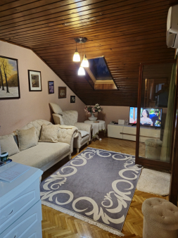 Prodaje se trosoban stan u centru ulica Slobode