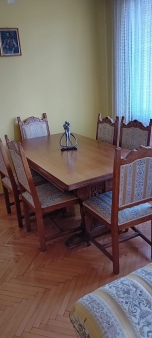 Prodaje se trpezarijski sto sa 6 stolica