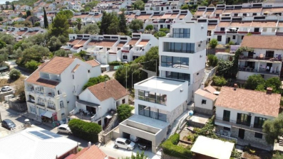 Prodaje se vila, površine 315m2, u Krašićima u Tivtu. 