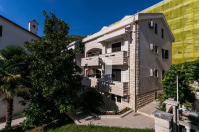 Prodaje se vila, ukupne površine 417m2, u Bečićima u Budvi.