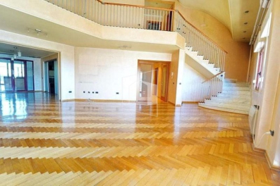 Prodaje se četvorosoban dupleks, površine 355m2, u dijelu grada Preko Morače u Podgorici.