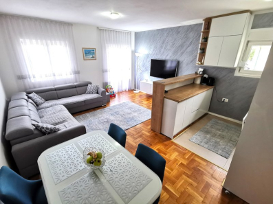 Prodaje se&nbsp;jednosoban namješten stan, površine&nbsp;46m2, u&nbsp;Zagoriču&nbsp;u&nbsp;Podgorici.&nbsp;