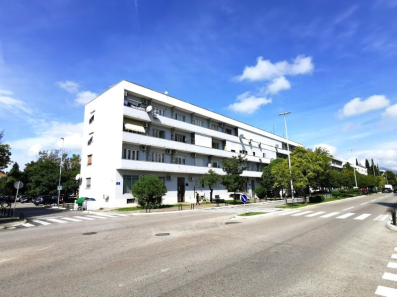 Prodaje se&nbsp;jednosoban stan, površine&nbsp;68m2, u dijelu grada&nbsp;Preko Morače&nbsp;u&nbsp;Podgorici.&nbsp;