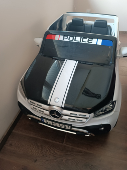 Prodajem auto na akumulator. Sa punjačem i daljinskim. Veoma malo korišten.