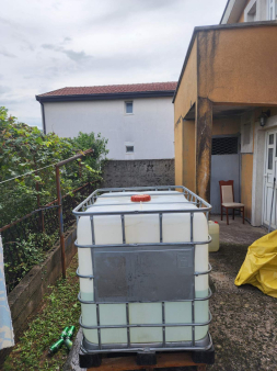 Prodajem bacvu od 1000l