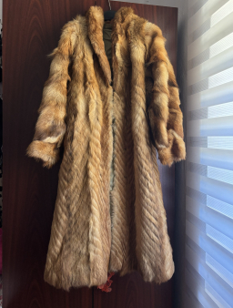 Prodajem bundu od pravog krzna, malo nošena