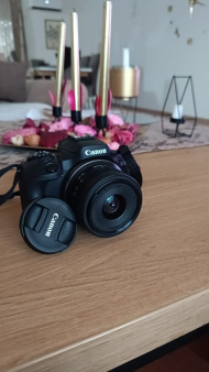 Prodajem Canon EOS R100