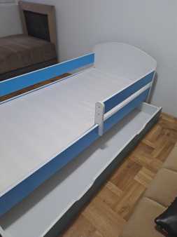 Prodajem dječiji krevet i dušek.