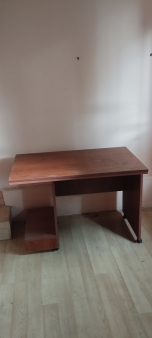 Prodajem dva mala stola i jedan radni veci