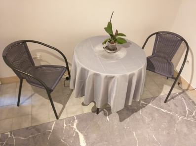 Prodajem dve stolice u dobrom stanju