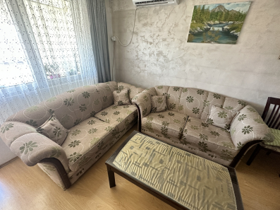 Prodajem dvosjed i trosjed u dobrom stanju. Trosjed se razvlači.
