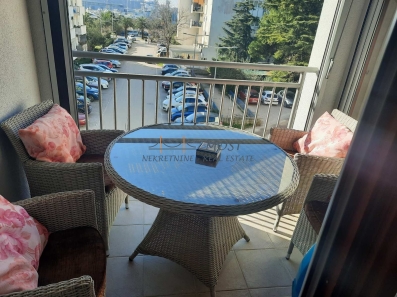 Prodajem dvosoban stan u Baru