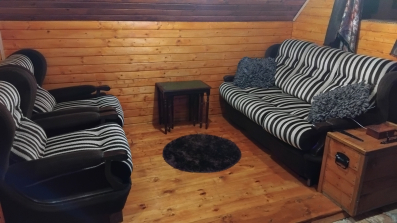 Prodajem garnituru, trosjed se razvlači. Tel 069 092 093