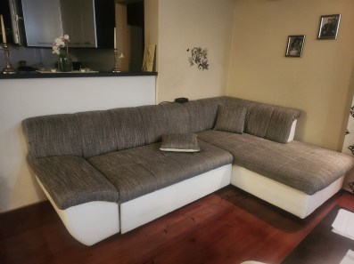 Prodajem kauč na razvlačenje.