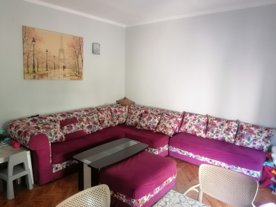 Prodajem klub sto i ugaonu garnituru sa dva taburea