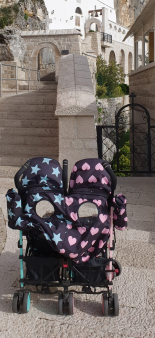 Prodajem kolica za blizance, za dečaka i djevojčicu veoma dobro očuvana, slabo korišćena