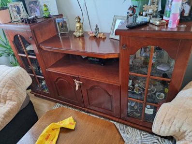 Prodajem komodu i sto