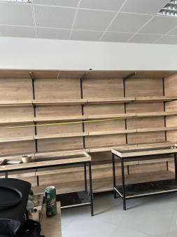 Prodajem komplet opremu za market.Police ,rahladnu vitrinu...