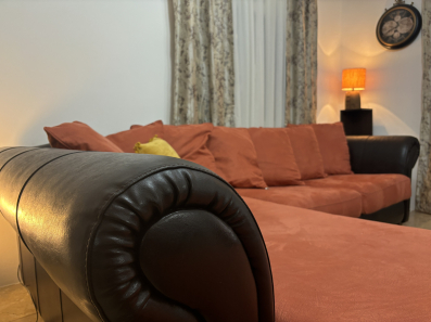 Prodajem kožnu ugaonu garnituru (narandzasto- braon). Kao nova!