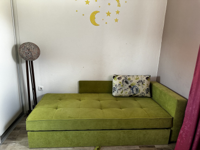 Prodajem krevet na kom je dijete spavalo dvije godine. Dosta dobro ocuvan.