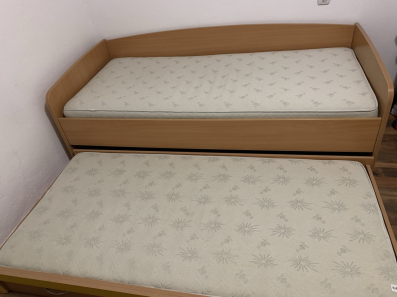 Prodajem krevet sa dva dušeka, dobro očuvan, dimenzije 20090cm