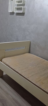 Prodajem 2 kreveta sa dusecima
