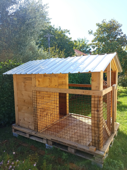 Prodajem kućicu za pse