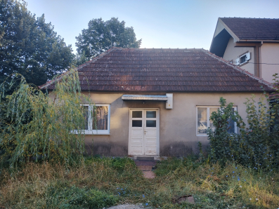Prodajem kucu strogi centar grada, 50m od trga