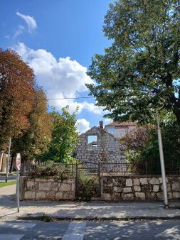 Prodajem plac u centru Niksica od 500 kvadrati.