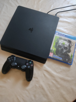 Prodajem PlayStation 4  Slim