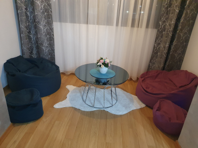 Prodajem polovna 2 lazy bag i 2 taburea