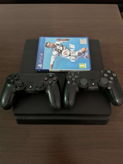 Prodajem ps4 sa dva dzojstika 160 eura