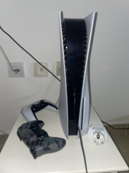 Prodajem PS5 sa 2 dzojstika i igricom