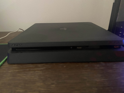 Prodajem ps4 slim skoro ne koristen u odlicnom stanju