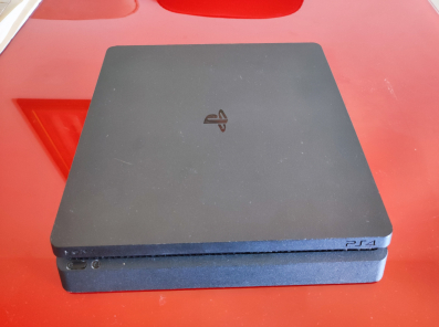 Prodajem PS4 Slim 1TB