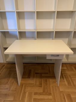 Prodajem 2 radna stola
