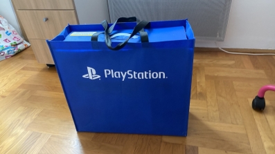 Prodajem sony 5 sa dva dzojstika,igrica GranTurismo 7