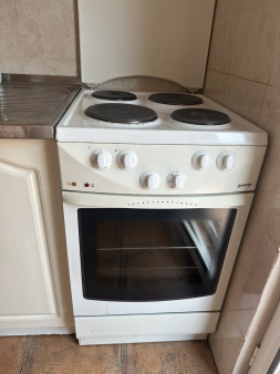 Prodajem spored i ves masinu u odlicnom stanju. Prodaje se zbog renoviranja stana.