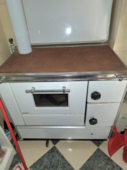 Prodajem sporet na drva maksimalno ocuvan  alfu 9 za centralno moze i na drva struju, malo koriscena