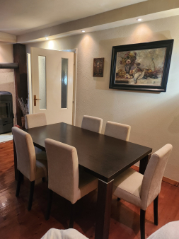 Prodajem sto i stolice