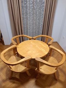 Prodajem sto i stolovace