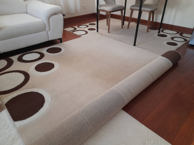 Prodajem tepihe 2 komada